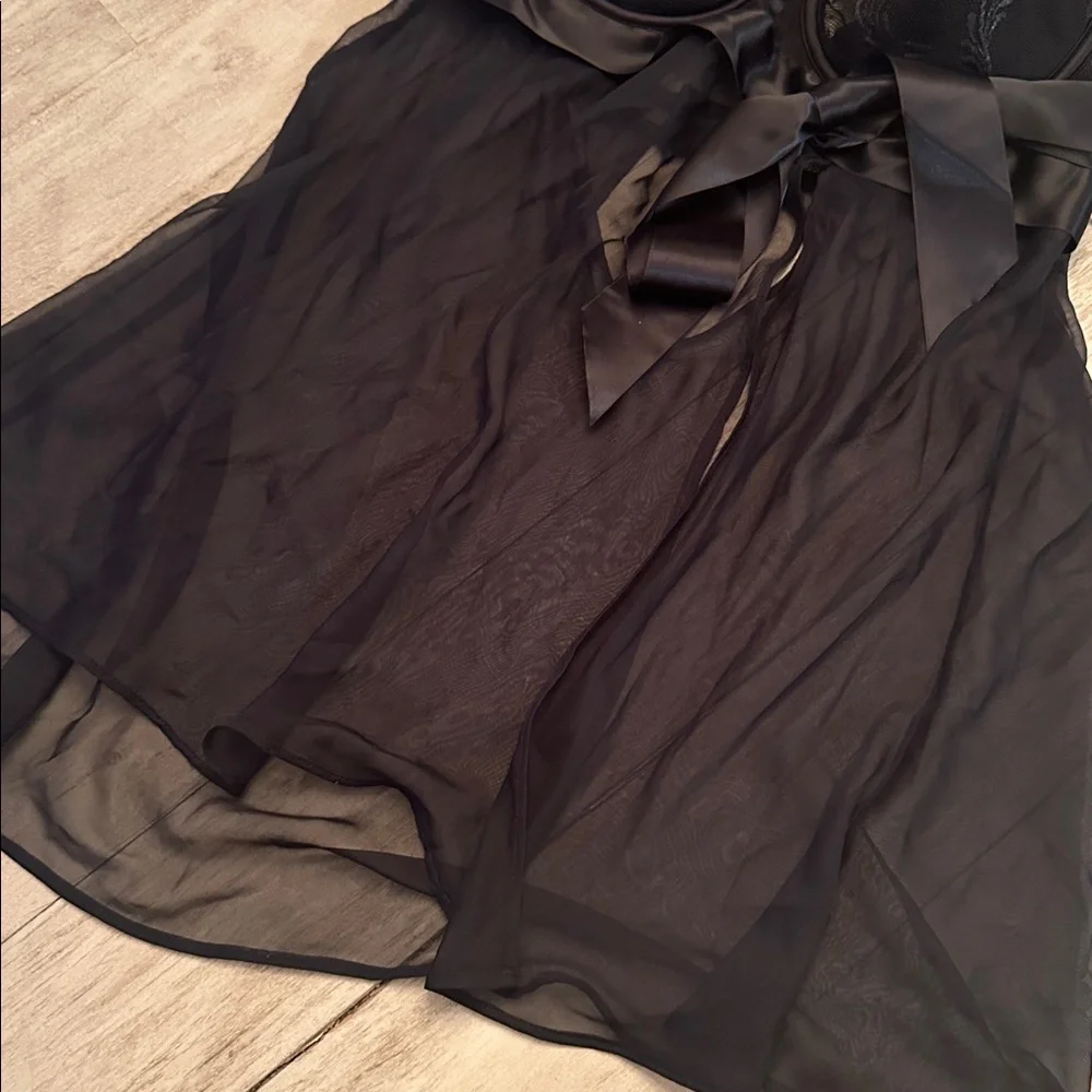 Victoria’s Secret Very Sexy lingerie slip size 34C black silky lace